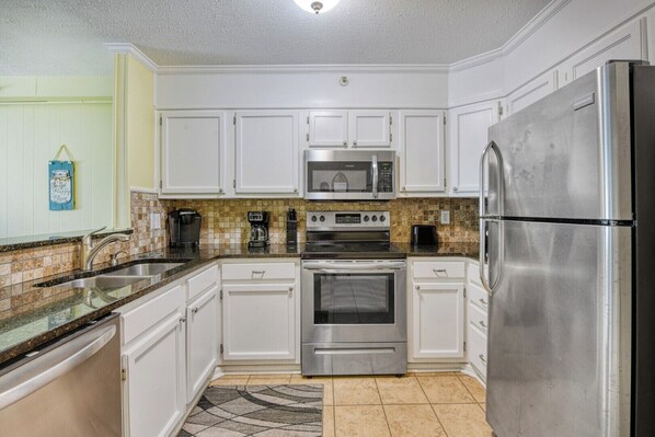 Refrigerador, microondas, horno y parrilla de estufa 