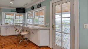 Une cuisine avec vue sur un quai et un balcon.