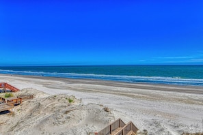 På stranden