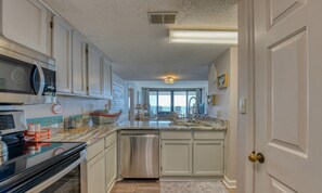 Private kitchen - Horizon East Penthouse C - Three Bedroom, Three Bath Oceanfront Condo (Garden City Beach)