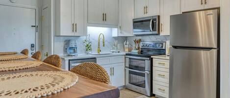 Kjøleskap, mikrobølgeovn, ovn og kokeplater