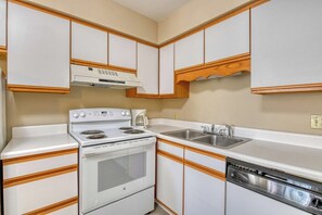 Kjøleskap, mikrobølgeovn, ovn og kokeplater