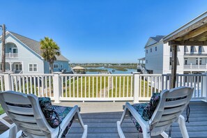 Terrace/patio - IR House - Five Bedroom, Four & 1/2 Bath Channel/Inlet-Front House (Garden City Beach)