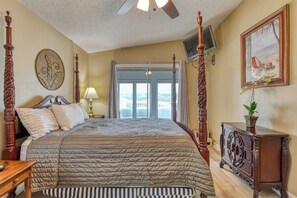 5 bedrooms, free WiFi, bed sheets - IR House - Five Bedroom, Four & 1/2 Bath Channel/Inlet-Front House (Garden City Beach)