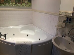 Shower, jetted bath, towels, soap - Waterfront heaven with hot tub and sauna. (Stirling)