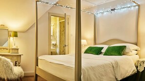 2 bedrooms, desk, iron/ironing board, free WiFi - Waterfront heaven with hot tub and sauna. (Stirling)