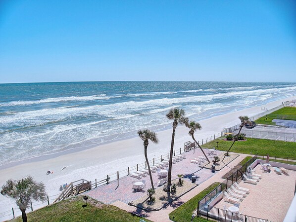 On the beach - 1st Floor Oceanview of No Drive Beach! (New Smyrna Beach)
