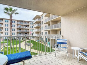 Property grounds - 2 bedroom unit with an Ocean and Pool View! (New Smyrna Beach)