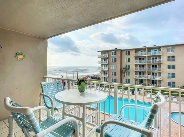 Outdoor dining - "The Happy Crab". Updated condo. Ocean view. No drive Beach . (New Smyrna Beach)