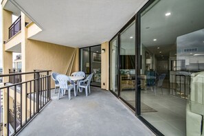 Outdoor dining - Surfmaster 1108 - Three-bedroom, three-bath oceanfront condo (Garden City Beach)