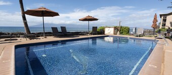 Great Top floor! Beamed Ceilings! Direct Views~ 214