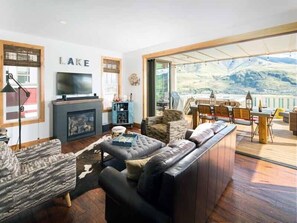 TV connectée, cheminée, table de tennis de table, chaîne hi-fi