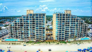 Un hôtel situé en bord de mer, doté de nombreux balcons, d’une piscine et d’un accès direct à la plage.
