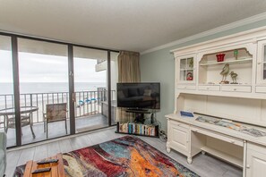 Tv, bøger, stereoanlæg