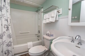 A bathroom with a shower, toilet, and sink. - Immaculate, flawless two bedroom condo (Murrells Inlet)