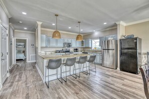 Fridge, microwave, oven, stovetop - Moonlighting Whole House - Eight Bedroom Eight Bath Home w/pool (Myrtle Beach)