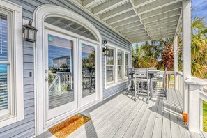 Outdoor dining - Moonlighting Whole House - Eight Bedroom Eight Bath Home w/pool (Myrtle Beach)