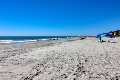 P's Pleasures - Eight-bedroom, eight-bath oceanfront house in Surfside Beach