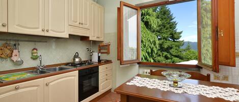 Villa Familiale, 6 chambres, côté montagne (Villa Medicina) | Cuisine privée