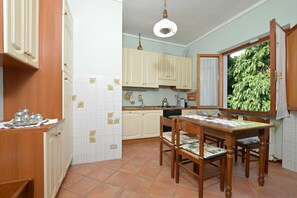 Villa familiar, 6 habitaciones, junto a la montaña (Villa Medicina) | Comedor