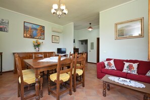 Family Villa, 6 Bedrooms, Mountainside (Villa Medicina) | Dining room