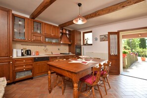 Family Villa, 6 Bedrooms, Mountainside (Villa Medicina) | Private kitchen