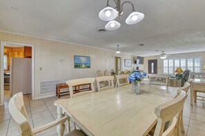 Dining - Rucker Cottage - Crabbing & fishing off floating dock, private pool (Garden City Beach)