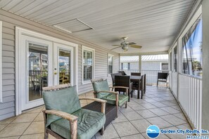 Outdoor dining - Rucker Cottage - Crabbing & fishing off floating dock, private pool (Garden City Beach)