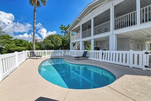 Pool - Rucker Cottage - Crabbing & fishing off floating dock, private pool (Garden City Beach)