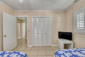 6 bedrooms, WiFi, bed sheets - Rucker Cottage - Crabbing & fishing off floating dock, private pool (Garden City Beach)