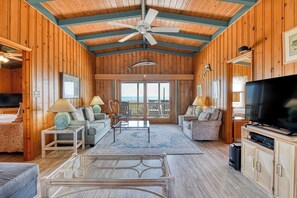 4 bedrooms, travel cot, free WiFi, bed sheets - Sanderling - Quaint Oceanfront Four Bedroom, Two Bath Home in GCB (Garden City Beach)