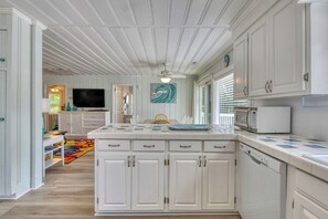 Kylskåp, mikrovågsugn, ugn och spishäll