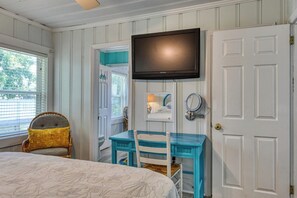 5 bedrooms, free WiFi, bed sheets - Charming Coastal - 5 Bedroom, 4 Bath Beach House with Private Pool (Garden City Beach)