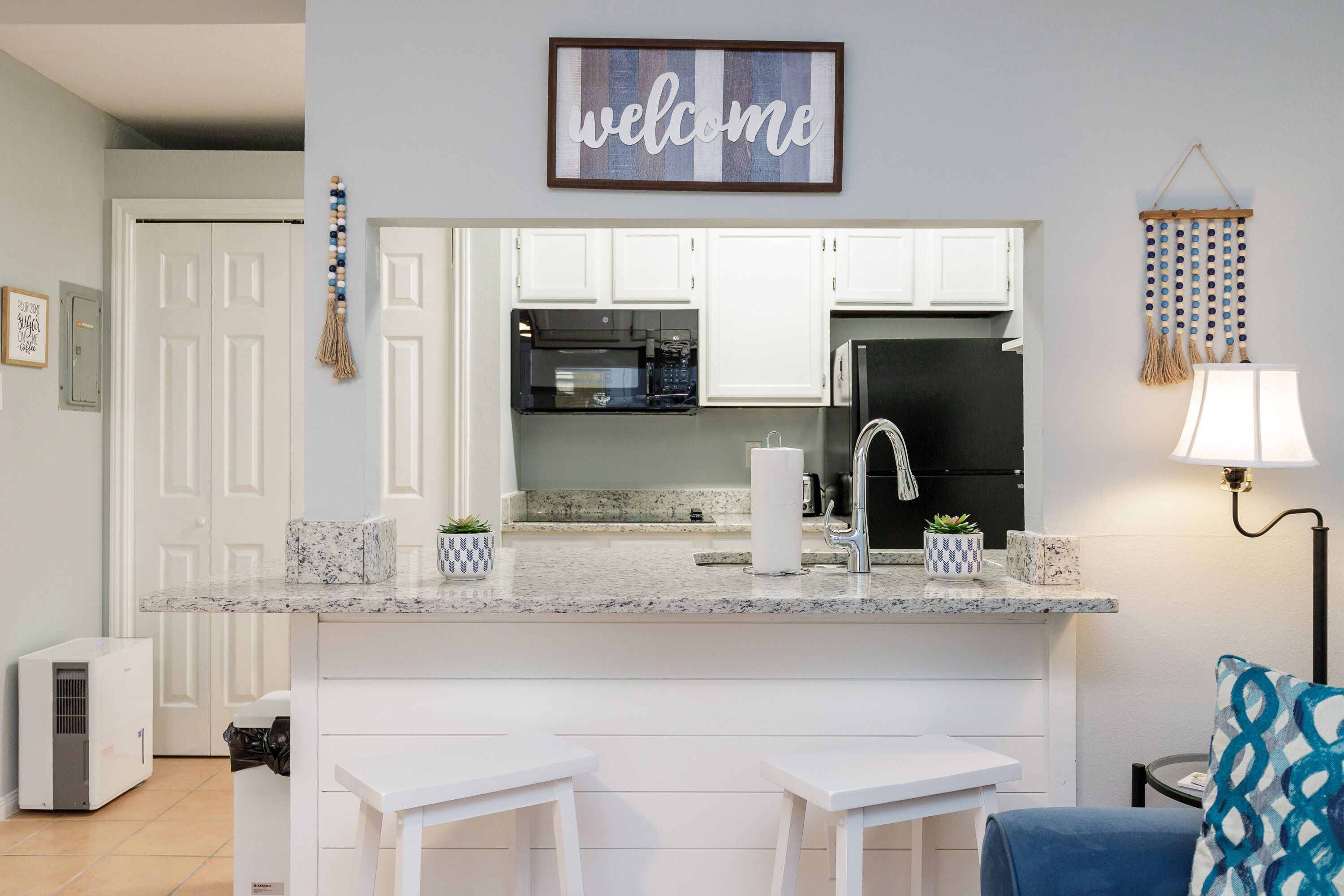 Réfrigérateur, micro-ondes, plaque de cuisson, lave-vaisselle