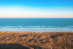 Un paisaje costero con vista al océano y un litoral rocoso.