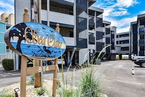 A building with a sign reading "Sea Oaks" and the number 814.