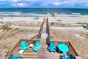 On the beach - Thomas House - Six Bedroom, Three Bath Oceanfront Home (Garden City Beach)