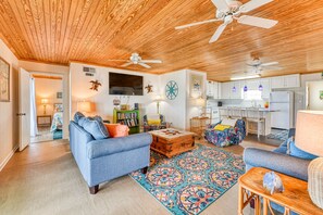 TV, DVD player - Thomas House - Six Bedroom, Three Bath Oceanfront Home (Garden City Beach)