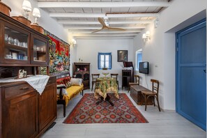 Maison Traditionnelle | Coin séjour | Télévision à écran plat de 32 pouces avec chaînes par câble, télévision