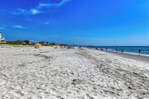 På stranden