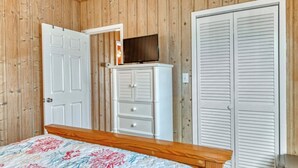 6 bedrooms, iron/ironing board, WiFi (free), bed sheets - La Haina Channel front home (Garden City Beach)