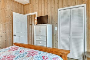 6 bedrooms, iron/ironing board, free WiFi, bed sheets - La Haina Channel front home (Garden City Beach)