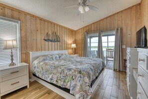 6 bedrooms, iron/ironing board, free WiFi, bed sheets - La Haina Channel front home (Garden City Beach)