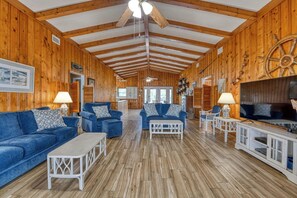 Smart TV, DVD player - La Haina Channel front home (Garden City Beach)