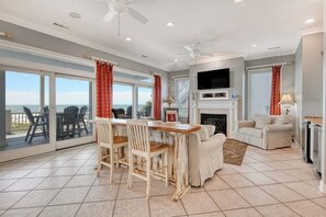 TV, peis, DVD-spiller og fotballspill