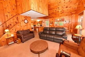 TV, DVD player - 3 Bedroom, 2 Bath Pet Friendly Rental with Sleeping for 10 People (Madison)