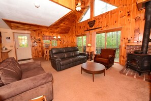 TV, DVD player - 3 Bedroom, 2 Bath Pet Friendly Rental with Sleeping for 10 People (Madison)