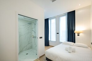 In-room safe, desk, blackout drapes, soundproofing - Hotel au coeur des Arts et Metiers (Paris)