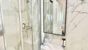 Quadrupla familiare | Bagno | Doccia, asciugacapelli, asciugamani, carta igienica