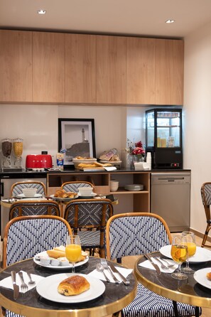 Dagelijks ontbijtbuffet (EUR 8 per persoon)